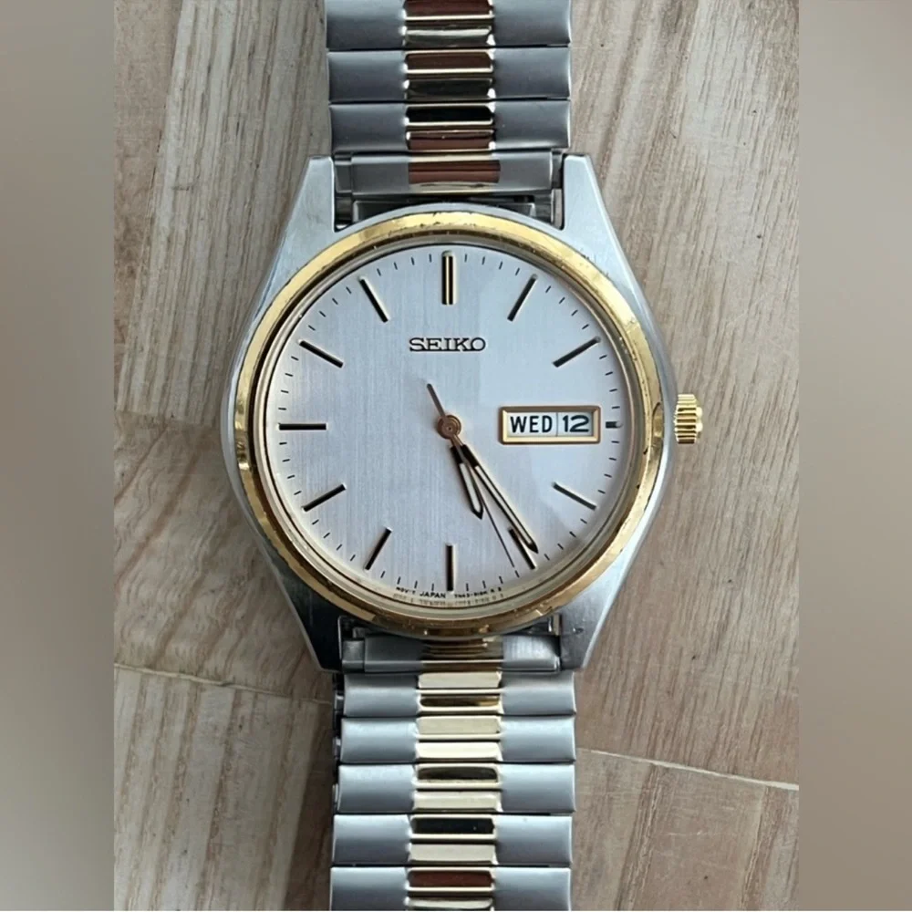 Seiko Men's Watch Two-Tone Stretch Bracelet Silver Tone Dial Date Day Windows